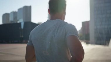 Güçlü, olgun bir adam koşuya çıkmaya hazırlanıyor. Orta yaşlı bir adam kameraya ciddi ciddi bakıyor. Kentsel alanda günlük kardiyo sporu yapan insanlar