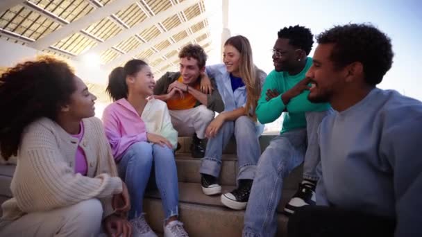 Πλήθος Από Χαρούμενους Πολυπολιτισμικούς Νέους Κάθονται Στις Σκάλες Απολαμβάνοντας Γέλιο — Αρχείο Βίντεο