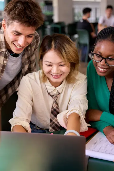 Vertikal Vielfältige Multiethnisch Lächelnde Junge Studenten Mit Laptop Die Sich lizenzfreie Stockbilder