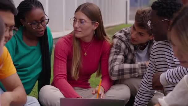 Group Young International Students Sitting Grass University Building Friends Classmates — Stock Video