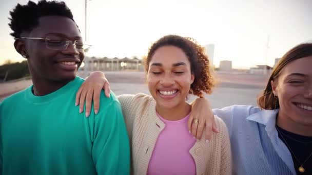Grupo Gira Por Cámara Jóvenes Multiétnicos Felices Una Fila Sonriendo — Vídeo de stock