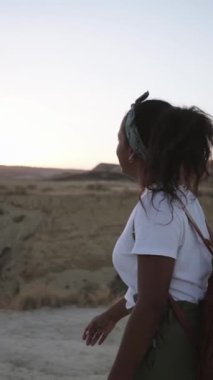 Dikey. Çöl Bardenas Reales 'de gezen ve maceranın tadını çıkaran genç siyahi kadın gezgin. Seyahatte yalnız Latin bir kadın rahat ve mutlu bir şekilde doğayı gözlemliyor. Uzak bir yere seyahat eden insanlar