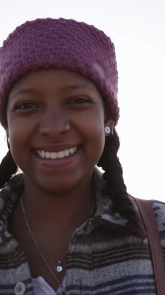 Vertikální Portrét Mladé Krásné Latinské Ženy Copánky Při Pohledu Kamery — Stock video