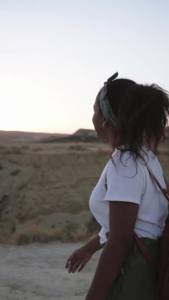 Вертикали Молодая Чернокожая Женщина Путешествует Наслаждается Приключениями Пустыне Барденас Реалес — стоковое видео