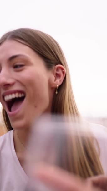 Vertical Emocionada Mujer Rubia Bonita Con Alegre Grupo Amigos Multirraciales — Vídeos de Stock