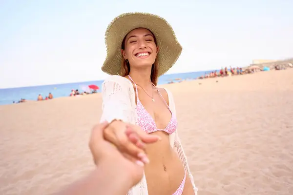 해변에서 그녀의 친구가 카메라를 코카서스 여성의 Pov 그녀의 여행에서 모자와 로열티 프리 스톡 이미지