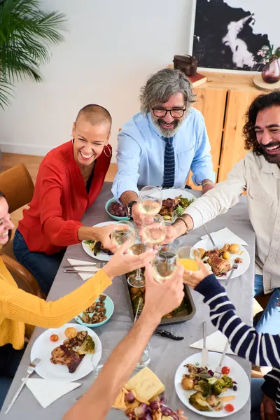 와인과 식탁에서 마시는 집에서 식사와 식사에서 가족의 사람들이 이벤트를 모였다 로열티 프리 스톡 이미지