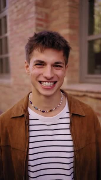 Dikey Üniversite Kampüsünde Kameraya Bakıp Gülümseyen Gülümseyen Yakışıklı Beyaz Adam — Stok video