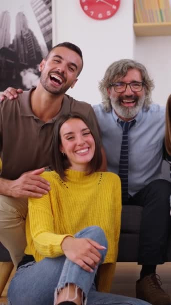 Vertikalt Porträtt Lycklig Vit Familj Poserar Leende Tittar Kameran Kramas — Stockvideo