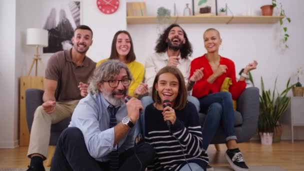 Αστεία Καυκάσια Οικογένεια Παίζουν Καραόκε Μαζί Και Χορεύουν Καθισμένοι Στο — Αρχείο Βίντεο