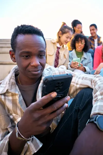 Verticaal Serieuze Zwarte Die Een Smartphone Gebruikt Afro Amerikaanse Man Rechtenvrije Stockfoto's