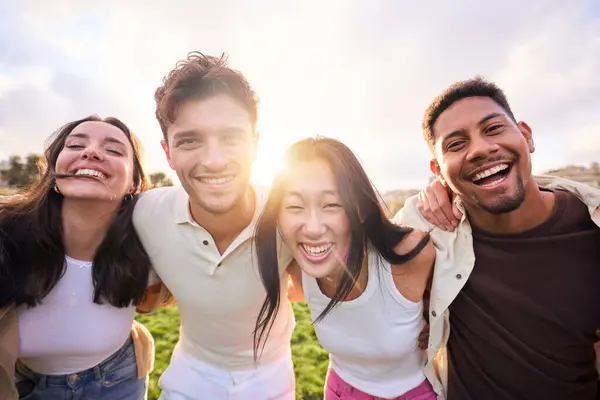 Draußen Lächelt Eine Gruppe Multirassischer Junger Leute Die Kamera Fröhliche Stockbild