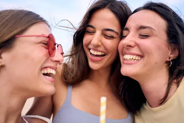 Porträt Einer Gruppe Schöner Lachender Europäischer Frauen Drei Kaukasische Freundinnen Stockbild