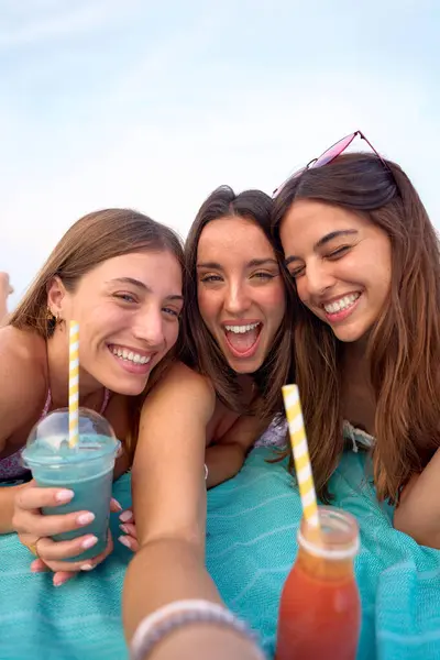 Verticaal Drie Jonge Blanke Vrouwen Glimlachend Een Selfie Foto Nemend Stockafbeelding
