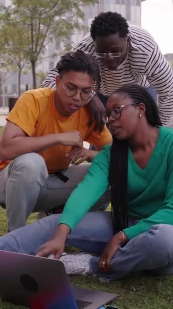 Vertikalt Grupp Unga Internationella Universitetsstudenter Sitter Gräset Utanför Fakultetsbyggnaden Vänner — Stockvideo