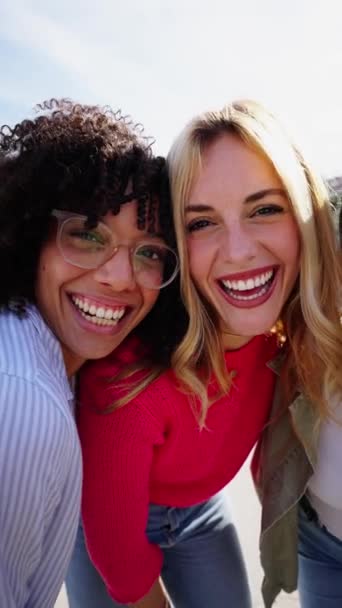 Grupo Vertical Jóvenes Sonrientes Multirraciales Solo Mujeres Tomando Foto Selfie — Vídeo de stock