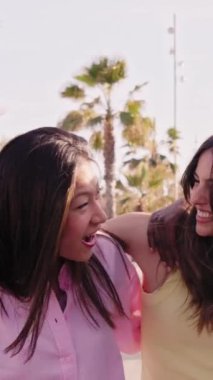 Dikey üç güzel kız, güneşli yaz gününde mutlu mesut geziyorlar. Bir grup çok kültürlü genç arkadaş tatilin tadını çıkarıyorlar. Birlikte heyecanlı bir şekilde yürüyorlar.