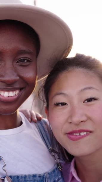 Lodret Tre Smilende Unge Multi Etniske Smukke Kvinder Bruger Telefonen – Stock-video