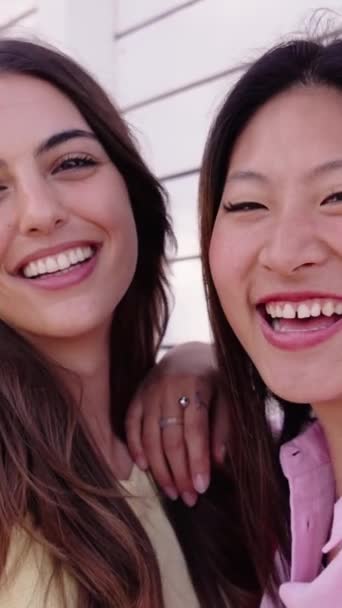Lodret Tæt Munter Temmelig Kaukasiske Asiatiske Kvinder Poserer Ser Smilende – Stock-video