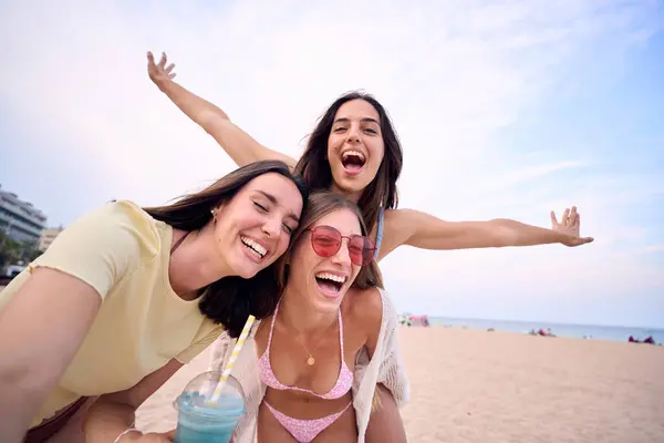 매력적인 코카서스 여름날 카메라에 흥분되는 뒷면을 셀카를 만듭니다 친구는 스페인의 로열티 프리 스톡 이미지