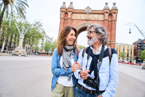 거리에서 서로를 성숙한 공휴일을 즐기는 관광객 스페인에서 백인과 로열티 프리 스톡 사진