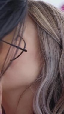 Dikey. Eşcinsel onur festivalinde öpüşmeye bayılan lezbiyen kızlar. İki çok ırklı romantik kadın mutlu bir şekilde LGBT partisini kutluyor. Homoseksüel ve cinsel özgürlük.