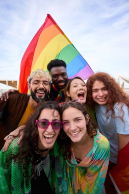 Çeşitli mutlu gençler sosyal medya için eşcinsel onur festivalini kutlamak için komik dikey selfie çekiyorlar. Lgbt topluluğunun neşeli arkadaşları dışarıda. Nesiller z eğleniyor.