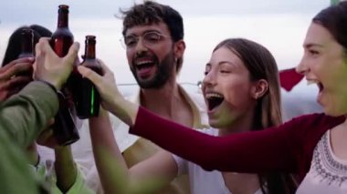 Çeşitli genç arkadaşlar gülerek bira şişeleriyle kadeh kaldırarak dışarıda bir yaz akşamını kutluyorlar. Heyecanlı mutlu milenyum insanları çatıdaki terasta müzik dinliyorlar.