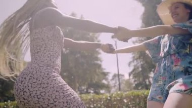 Havada sabun köpükleriyle el ele tutuşup gülen çok ırklı lezbiyen çift. Baharda birlikte eğlenen iki genç kız. Parktaki randevularından zevk alan iki kadın..