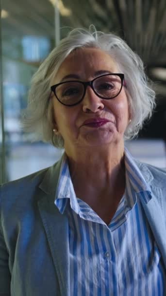 Verticale Sorridente Donna Affari Caucasica Anziana Giacca Cravatta Che Guarda — Video Stock