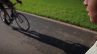 Genç bir Latin sporcunun nabzını kontrol ederken yaklaş. Fitness insanları dijital bir cihazla eğitimleri izliyorlar. Sporcular için başvurular. Giyilebilir akıllı seğirmesinin zamanlaması.
