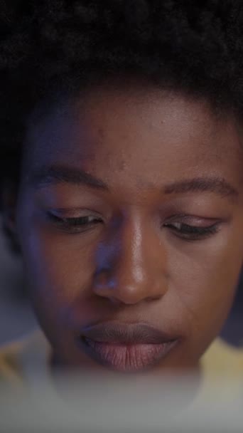 Vertical Close Concentrated Young Adult Afro Woman Staring Computer Screen — Αρχείο Βίντεο