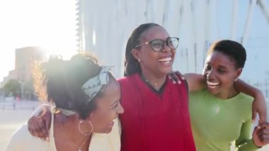 Üç heyecanlı Afro-Amerikan kadın grubu kucaklaşıp, birlikte eğlenerek şehir sokaklarında vakit geçiriyorlar. Siyahi güzel arkadaşlar dostluğu kutluyor. Yavaş çekim