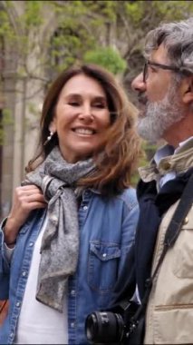 Mutlu yetişkin Kafkas çiftler el ele tutuşup rahatça dolaşıyorlar. İspanya 'nın turistik caddesi. Son sınıf evliliği turizm tatilinde sakince yürüyor. Romantik ilişkiler ve emeklilik seyahati. Dikey.
