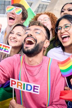 Dikey. Çeşitli mutlu gençler sosyal medyada eşcinsellerin gurur gününü kutlamak için komik selfie çekiyorlar. Lgbt topluluğunun konsepti dışarıdaki dostları heyecanlandırdı. Nesiller z eğleniyor.