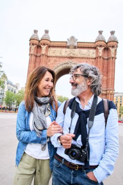 Dikey. Olgun bir çift, Avrupa şehrinde birbirlerine sevgiyle bakıyor. Yetişkin turistler tatilin tadını çıkarıyor. Orta yaşlı Kafkas halkı ve İspanya 'da tatil