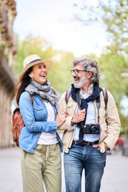 Dikey. Mutlu yaşlı çift şehirde gezerken eğleniyor. Emekli insanlar ilkbaharda caddeleri gezmekten zevk alırlar. Olgun çift ilişkileri ve emeklilerin tatilleri.