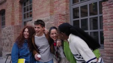 Genç, çok ırklı öğrencileri bir araya toplayıp dışarıda toplanarak eğleniyorlar. Neşeli arkadaşlar birbirlerine bakıp gülüyorlar ve komik anların tadını çıkarıyorlar. Z kuşağındaki ilişkiler