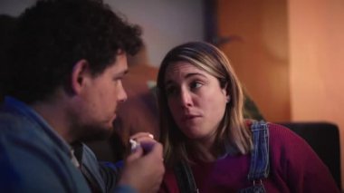 Genç milenyum çifti akşamları oturma odasındaki kanepede sessizce sohbet ediyorlar. Sakin beyaz adam ve gevşemiş sarışın kadın evde birlikte patlamış mısır yiyor. Aile içinde olumlu ilişki