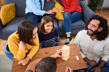 Heyecanlı çok nesilli aile toplantısı evde Jenga oynuyor. Kafkasyalı birlikte masa oyunlarıyla ev hayatı kuruyorlar. Kadın kuleden bir odun parçası alıyor ve düşüyor. Dijital detoks