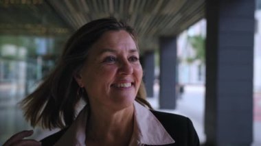 Sarışın, kıdemli, resmi iş kadını sakince yürüyor. Yüzünde sakince saçlarını tarıyor. Profesyonel Kafkasyalı kadın mutlu bir tavırla oyun salonundan ayrılıyor. 