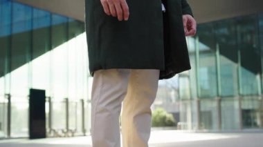İş yerinin önünde güneşli bir günde resmi giyinmiş genç girişimci Kafkasyalı iş adamı. İlham verici yakışıklı profesyonel erkek kendine güvenen bir jest yapıyor.