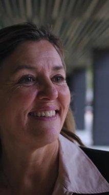 Dikey. Sarışın, resmi, son sınıf iş kadını, sakin, açık havada saçlarını fırçalayarak yürüyor. Profesyonel Kafkasyalı kadın oyun salonundan çıkarken mutlu mesut dolaşıyor. 