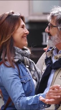 Dikey. Şehrin göbeğinde el ele dans eden romantik yetişkin bir çift. Mutlu Kafkas evlilikleri Avrupa 'da gezintilerin tadını çıkarın. Emekli insanlar seyahat ediyor ve ilişkileri seviyor..