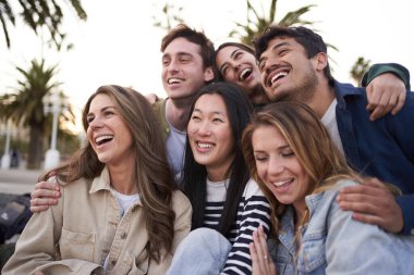 Bir grup genç birlikte fotoğraf çektirmek için poz veriyor. Yüksek kalite