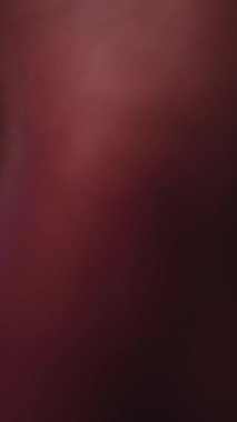 Genç Afrikalı kadın kahverengi gözlerinin dikey yakın çekimi cihaz ekranına bakıyor, cep telefonu kullanıyor. Ekran ışığı yüze yansıtılır. Karanlık gece odasında internette serbest sörf yapan kadın.