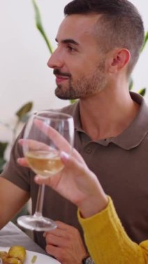 Dikey. Beyaz saçlı, gülümseyen bir adam yemek masasında ailesine salata uzatıyor. Nesiller boyu çeşitli neşeli insanlar hafta sonları bir araya gelmenin keyfini çıkarıyorlar.