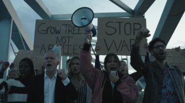 Nesiller boyu cesaretle bağıran kadınlar, savaş karşıtı megafon sloganları attılar. Çeşitli gruplarla protesto gösterileri düzenlediler. İnsanlar barış için pankartlar taşıdılar.