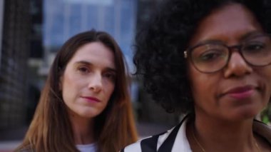 Farklı takımların yakın çekim turu sadece iş kadınları kameraya ciddi ciddi bakıyor ve dışarıda kendine güvenen ifadeler sergiliyor. Başarılı profesyonel kadın liderler güçlendiler. 