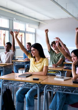 Dikey. Sınıfta elleri havada oturan çok ırklı öğrencilerden oluşan mutlu bir grup. Genç, gülen, çok kültürlü gençler. İnsanlar sınıfta öğretmenlerin sorularına cevap veriyor. Z kuşağı lise konsepti